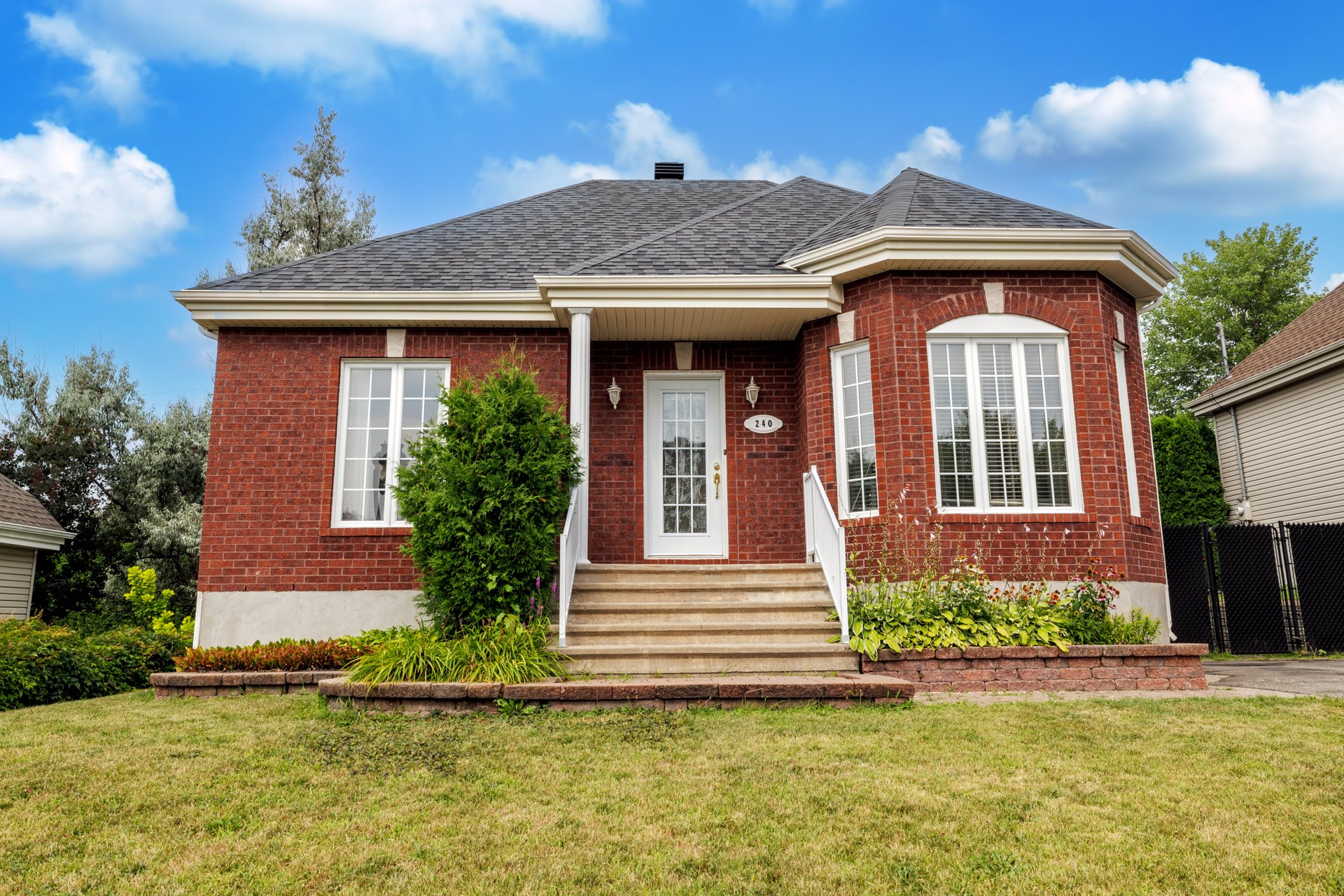 Ideal family home in a quiet area adjacent to a bike path, with parks and schools nearby, commuter train/REM within walking distance, and several shops. This home has been well-maintained and renovated over the years, featuring a new roof, remodelled bathroom, and basement shower, as well as four bedrooms (2+2) plus A/C. Private backyard with a heated above-ground pool, all on a quiet street. The Deux-Montagnes promenades and all the adjacent shops are also just a few minutes away. Close to Highway 640 and all amenities. ************************* Maison familiale idéale dans un quartier calme à proximité d'une piste cyclable, avec des parcs et des écoles à proximité. Cette maison a été bien entretenue et rénovée au fil des ans, avec un nouveau toit, une salle de bain rénovée, une douche au sous-sol et quatre chambres (2+2) et A/C. Jardin privé avec piscine hors-sol chauffée, le tout dans une rue calme. Les promenades Deux-Montagnes et tous les commerces adjacents sont aussi à quelques minutes de marche.Le train de banlieue de Deux-Montagnes (REM) à deux pas de la maison.Près de la 640 et de tous les services.
